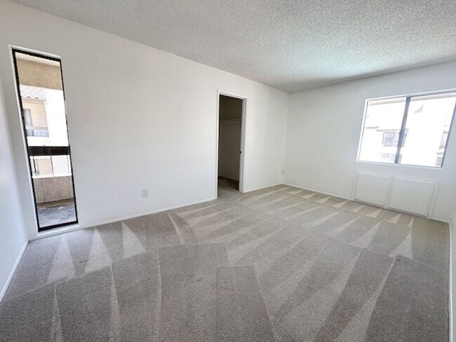 Building Photo - Spacious 3BD/2BA Condo in Mission Greens -...