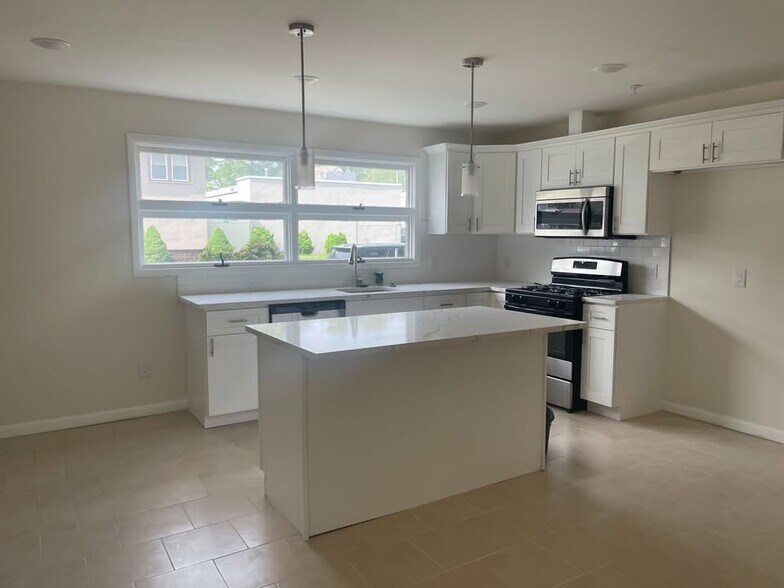 Building Photo - 105 Chandler Ave