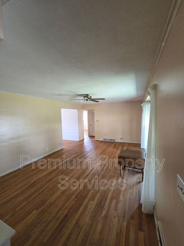 Building Photo - 210 Kenilworth Dr