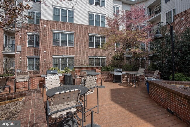 Building Photo - 300 W Elm St