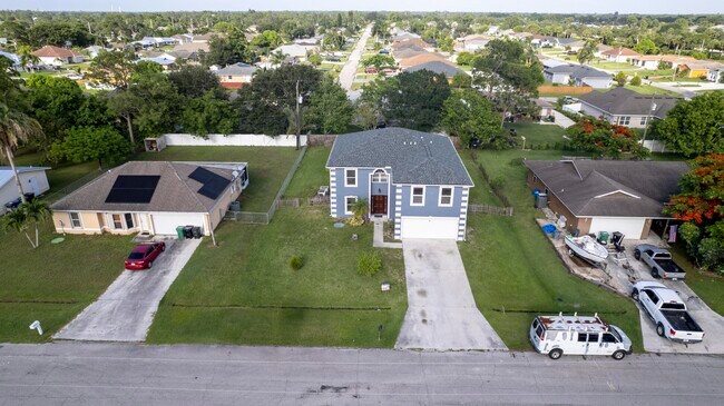 Building Photo - 1401 SW Heather St