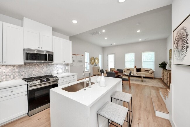 Building Photo - 1032 Glen Ln