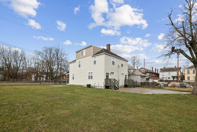 Building Photo - 272 S 22nd St