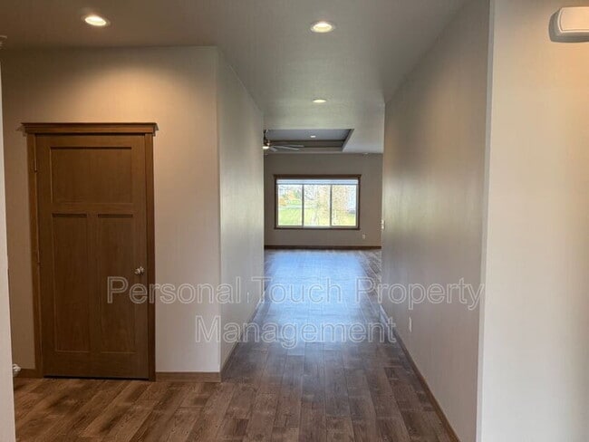 Building Photo - 7352 Eagle Point Dr S