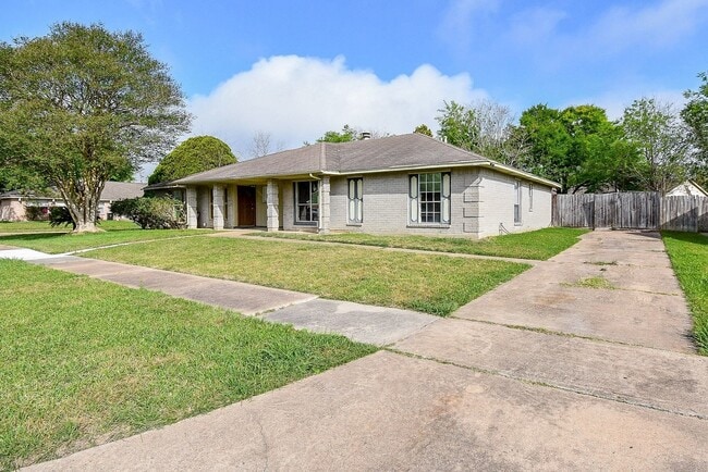 Building Photo - 16330 Meadowbrook Farm Rd