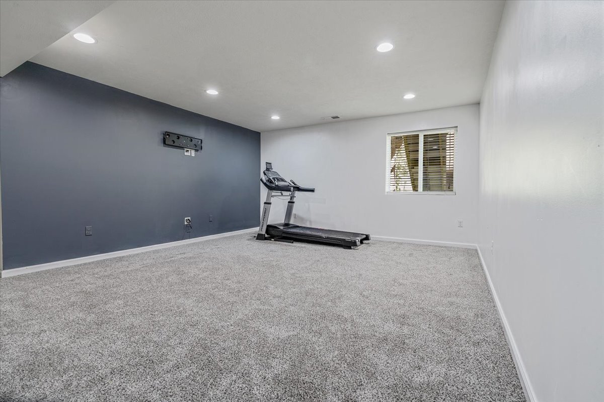 Building Photo - 8059 Hinsdale Ln