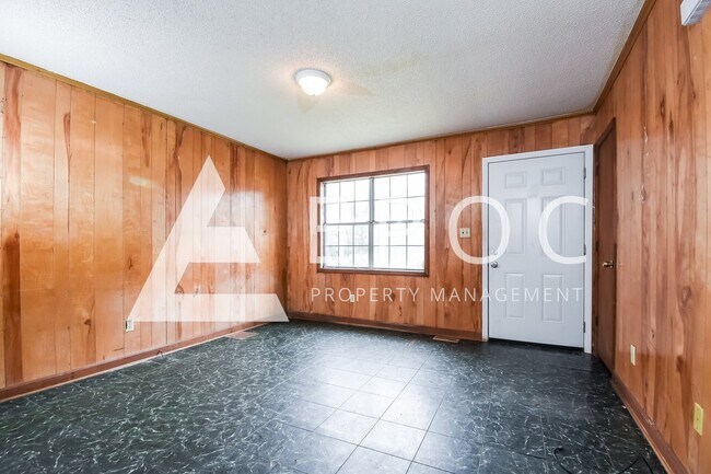 Building Photo - 638 S Elm St