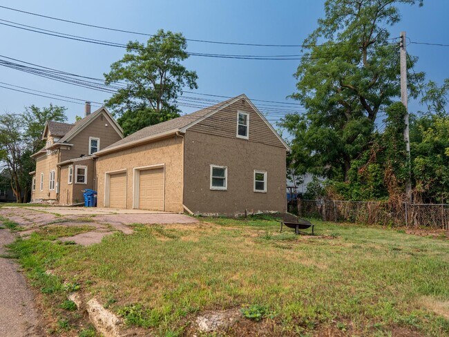 Building Photo - 1212 W 10th St