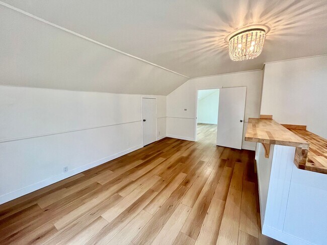 Building Photo - Upstairs 2 Bedroom Apartment with Arched D...