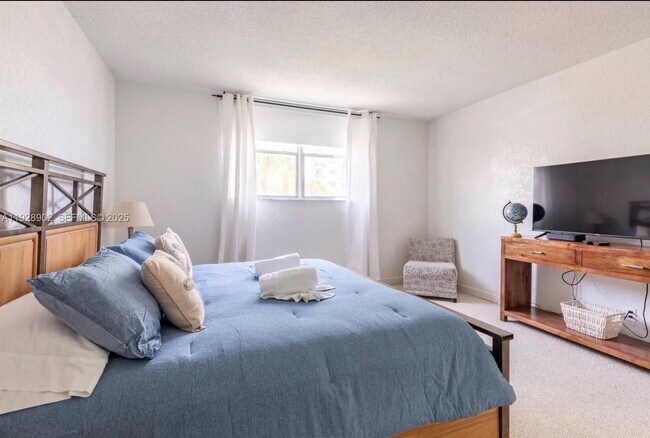 Building Photo - 4001 S Ocean Dr