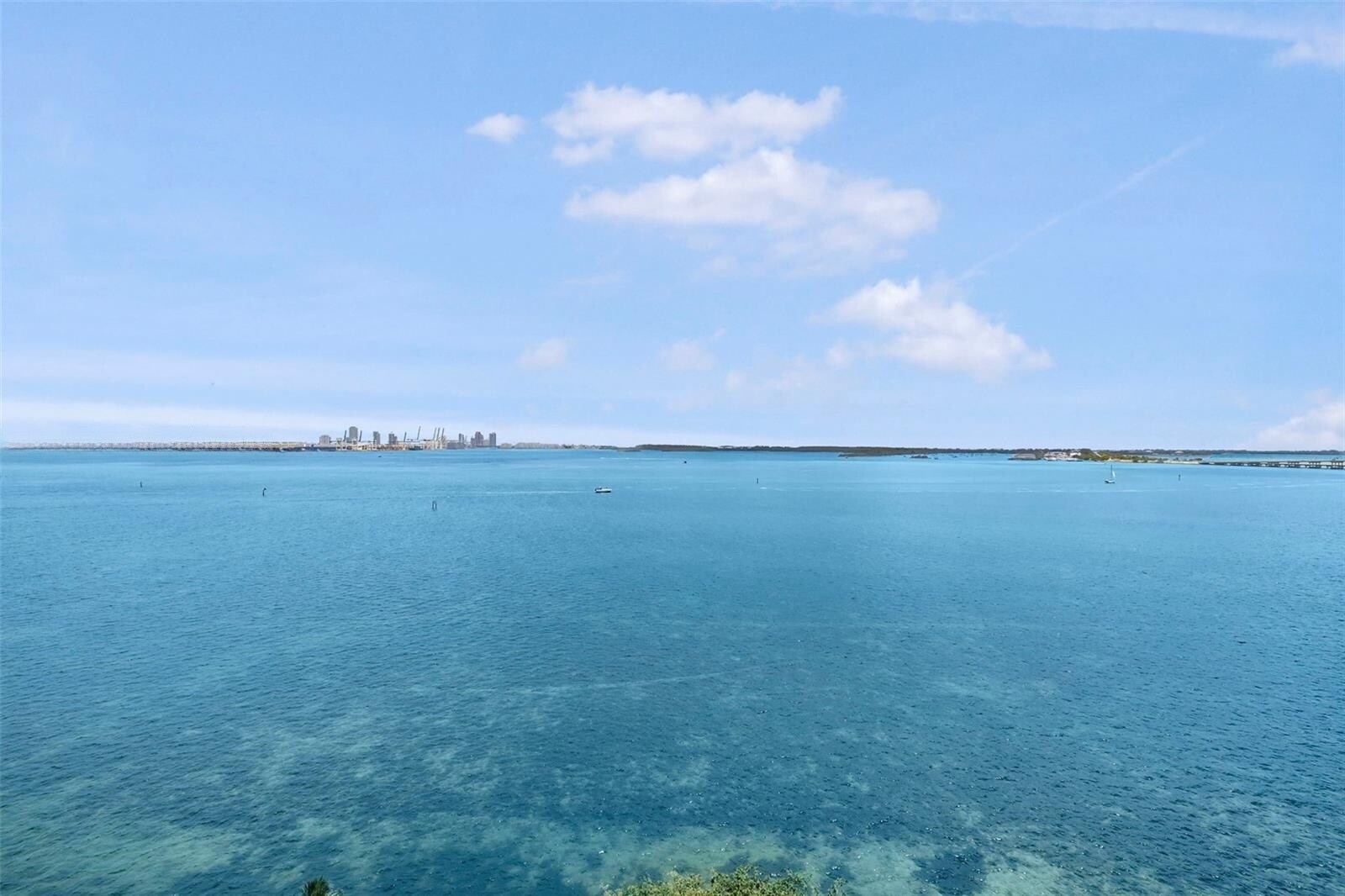 Building Photo - 1420 Brickell Bay Dr