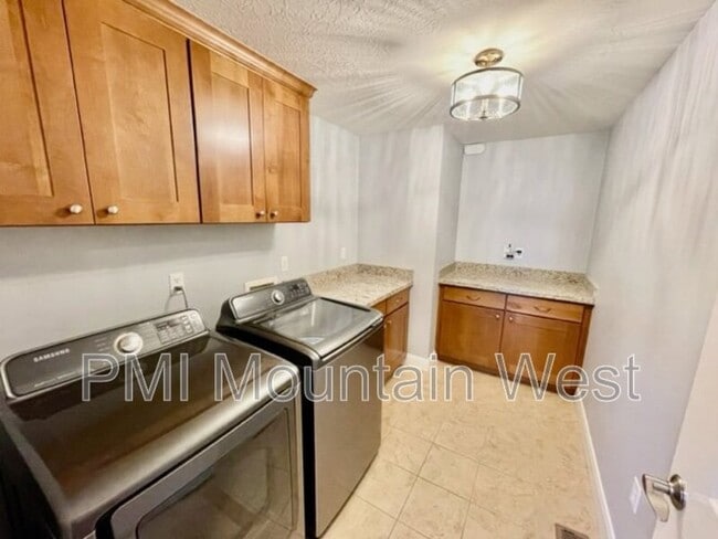 Building Photo - 88 S 900 E