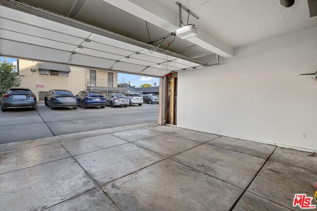 Building Photo - 1142 S Clark Dr