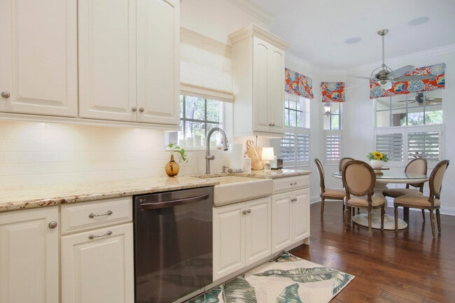 Building Photo - 136 Florence Dr