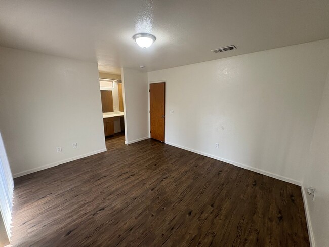 Building Photo - NW Visalia Home Rent Ready!