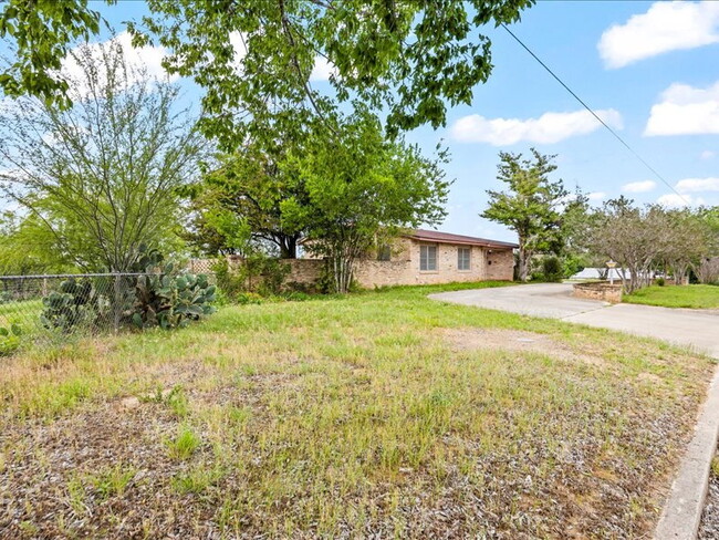 Building Photo - Charming 3-Bedroom Home with Spacious Livi...
