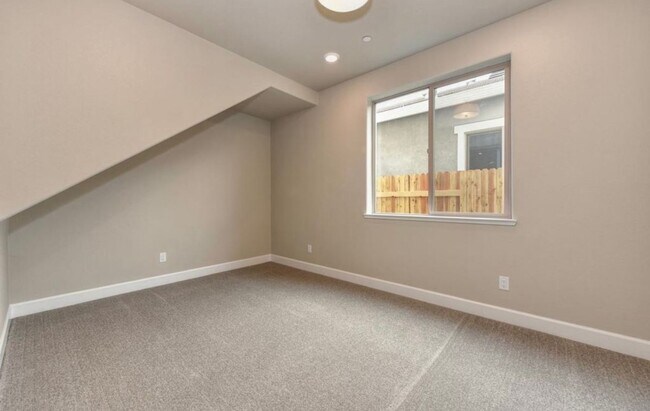 Building Photo - Awesome 3 Bedroom Home for Rent in West Ro...