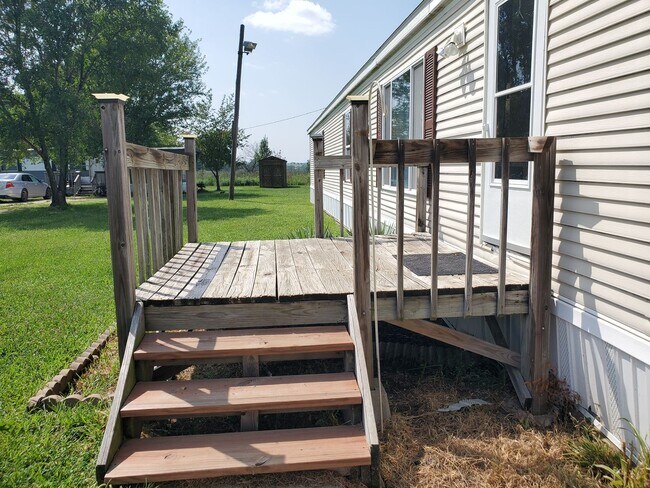 Building Photo - Nice, large, mobile home on outskirts of T...