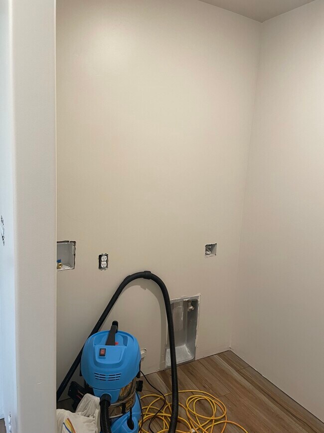 Washer/Dryer Hook-up - 860 E 1600 S