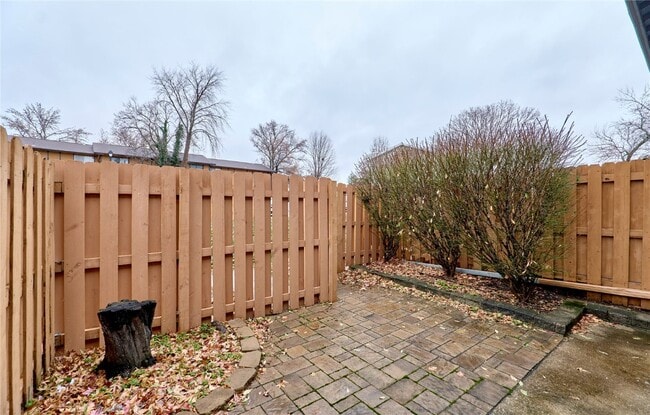 Building Photo - 2402 Savoy Dr