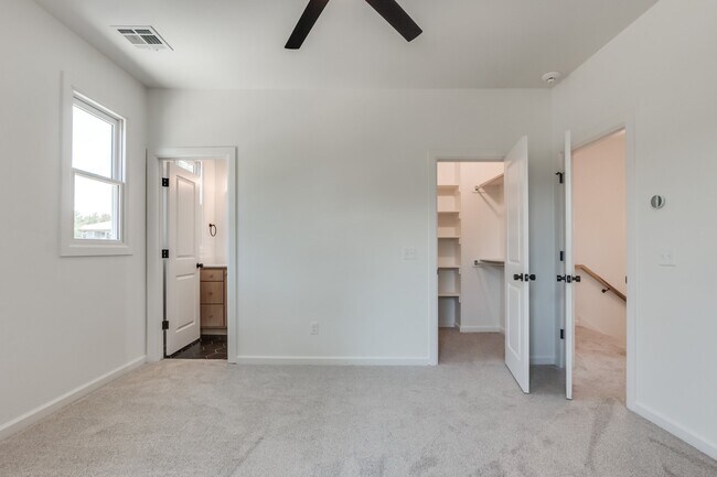 Building Photo - 2601 N Dewey Ave