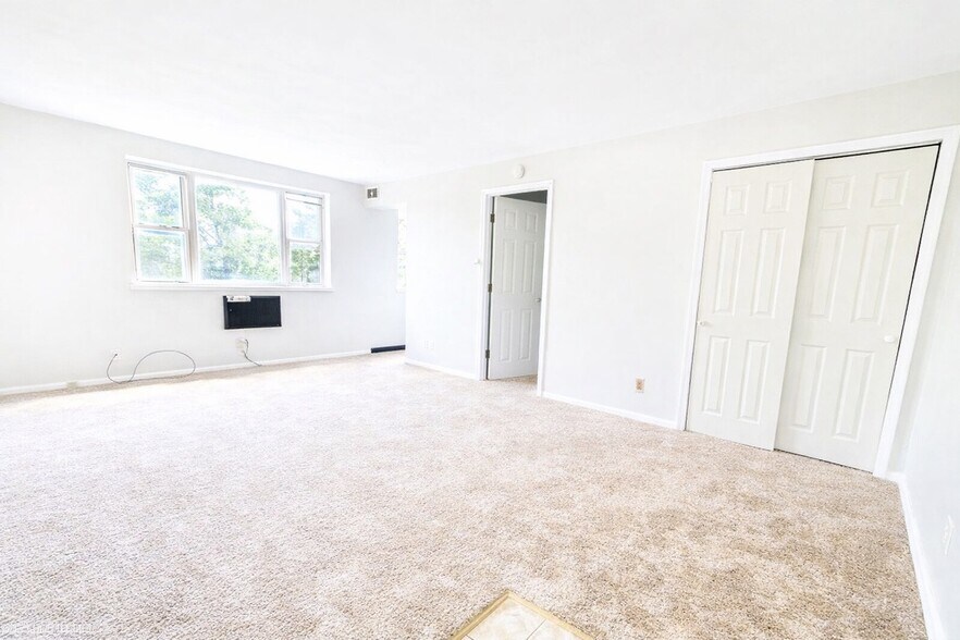 Junior 1-Bedroom - Waldorf Park Apartments