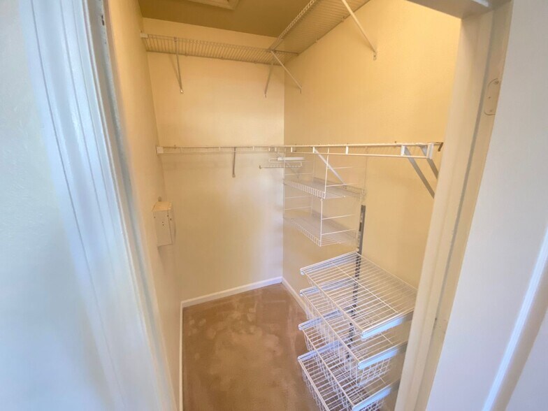 Building Photo - Stunning one bedroom, one bath luxury cond...