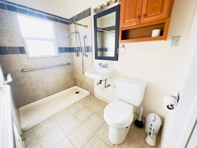 Building Photo - Classic Seattle South Park 2bed/1bath bung...