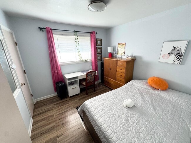 Building Photo - 4644 Broadhurst Dr