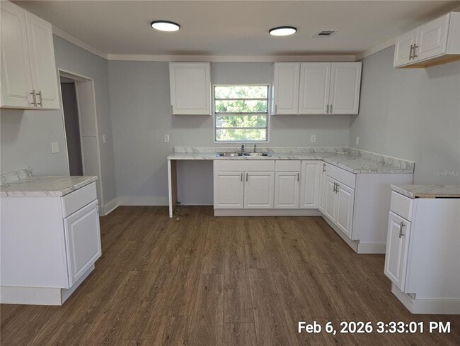 Building Photo - 604 E College Ave