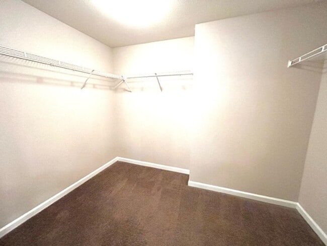 Building Photo - THREE BEDROOMS/TWO & HALF BATHROOMS SPACIOUS HOME - MADISON. MOVE IN SPECIAL!