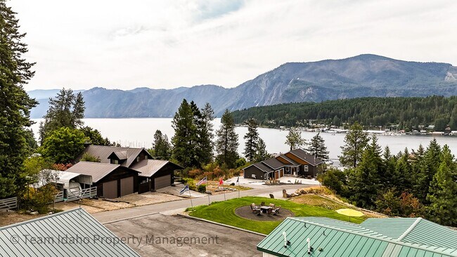 Building Photo - Fully furnished and stocked Single Level H...