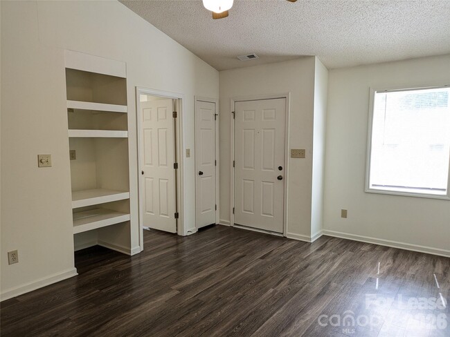 Building Photo - 111 Birdie Ct
