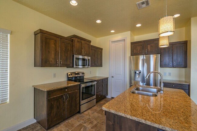 Building Photo - Stunning Home with 4 beds/2.5 baths and 3-Car Garage in Mulberry Estates