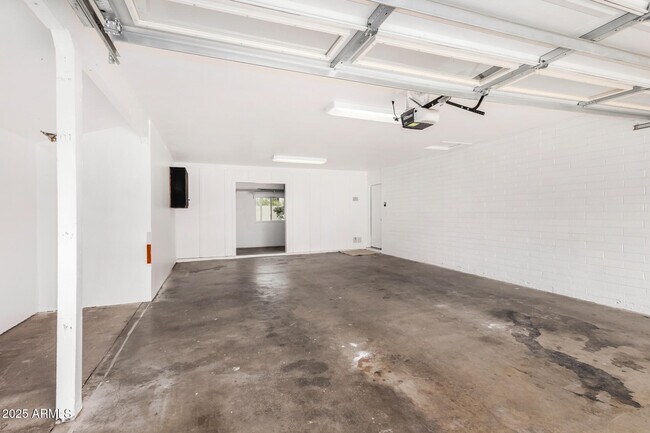 Building Photo - 3726 E Weldon Ave
