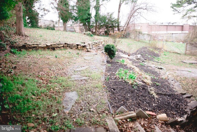 Building Photo - 521 Warren Rd