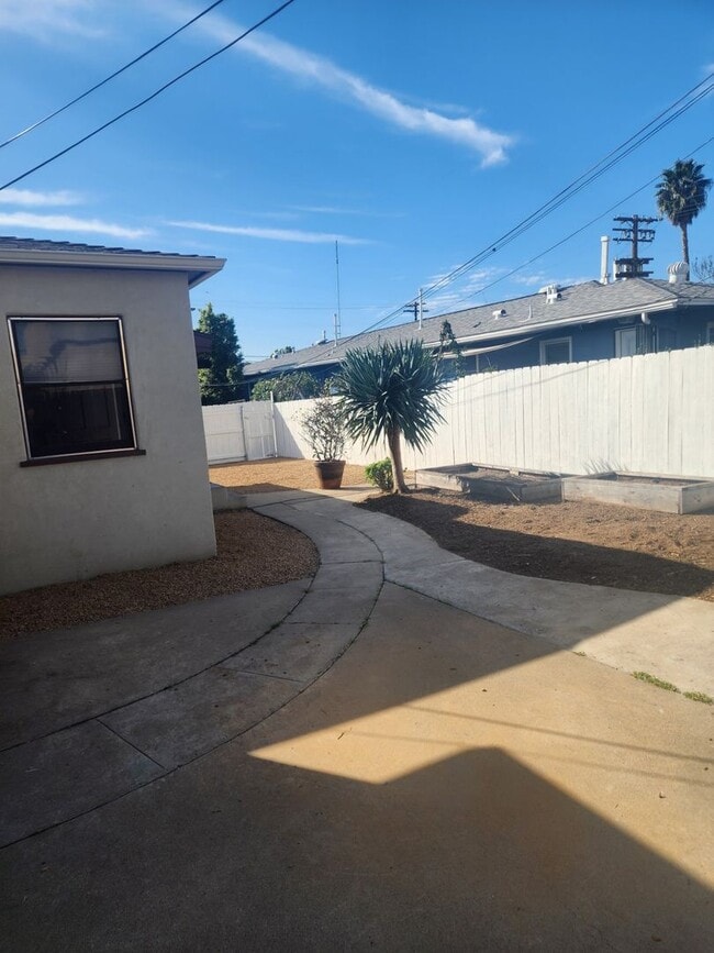 Building Photo - Private 2 bedroom 1 bath home