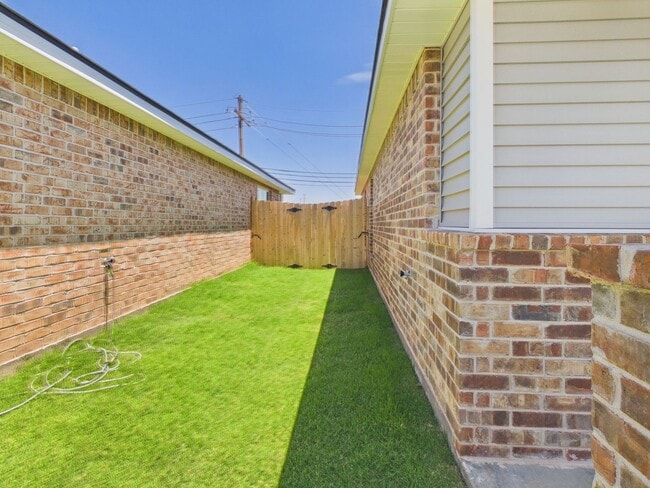 Building Photo - Great 2 Bedroom in West Plains District