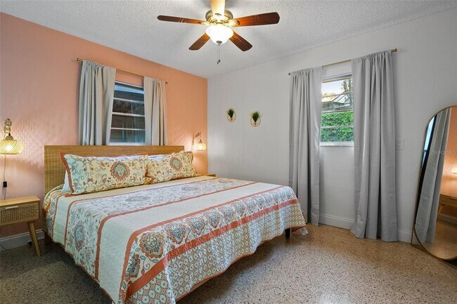 Building Photo - 314 W Alva St