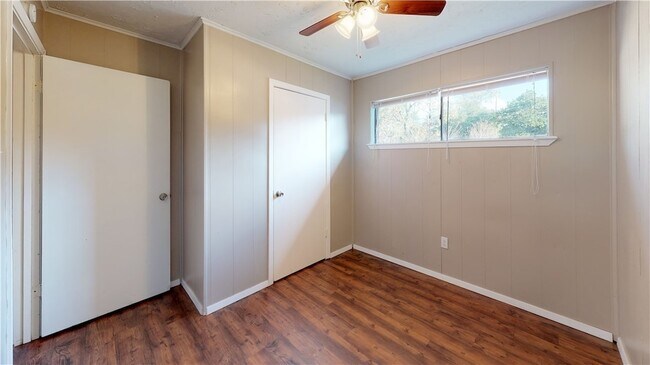 Building Photo - 204 Lynn Dr