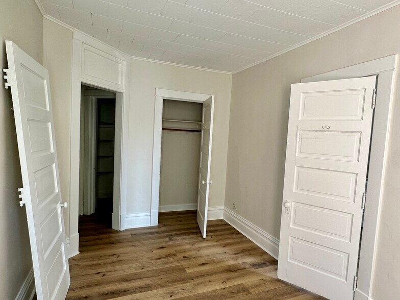 Building Photo - 424 N Parker Dr