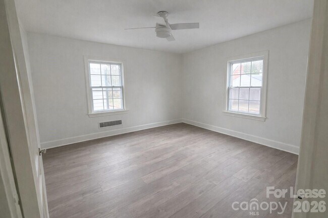 Building Photo - 926 S York St