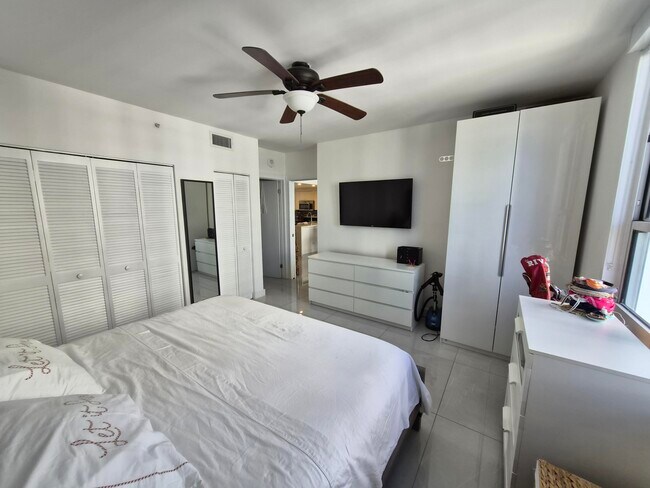 Building Photo - 701 Brickell Key Blvd