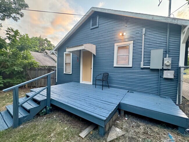 Building Photo - 304 N Cimarron Ave