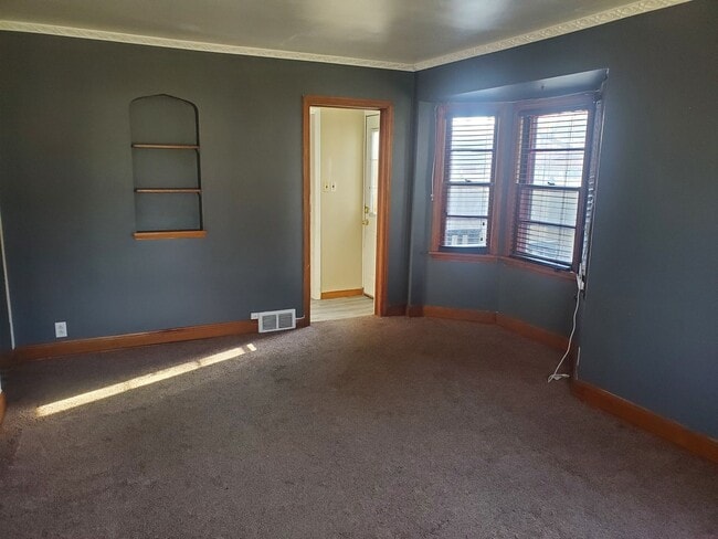 Building Photo - 3 Bedroom Single Family