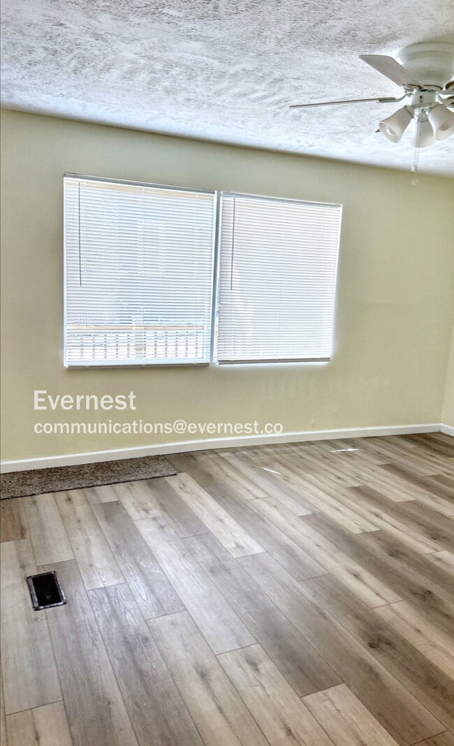 Building Photo - 1050 Holmden Ave