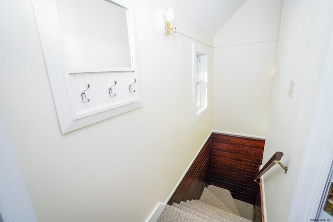 Building Photo - 10 Carriage House Ln