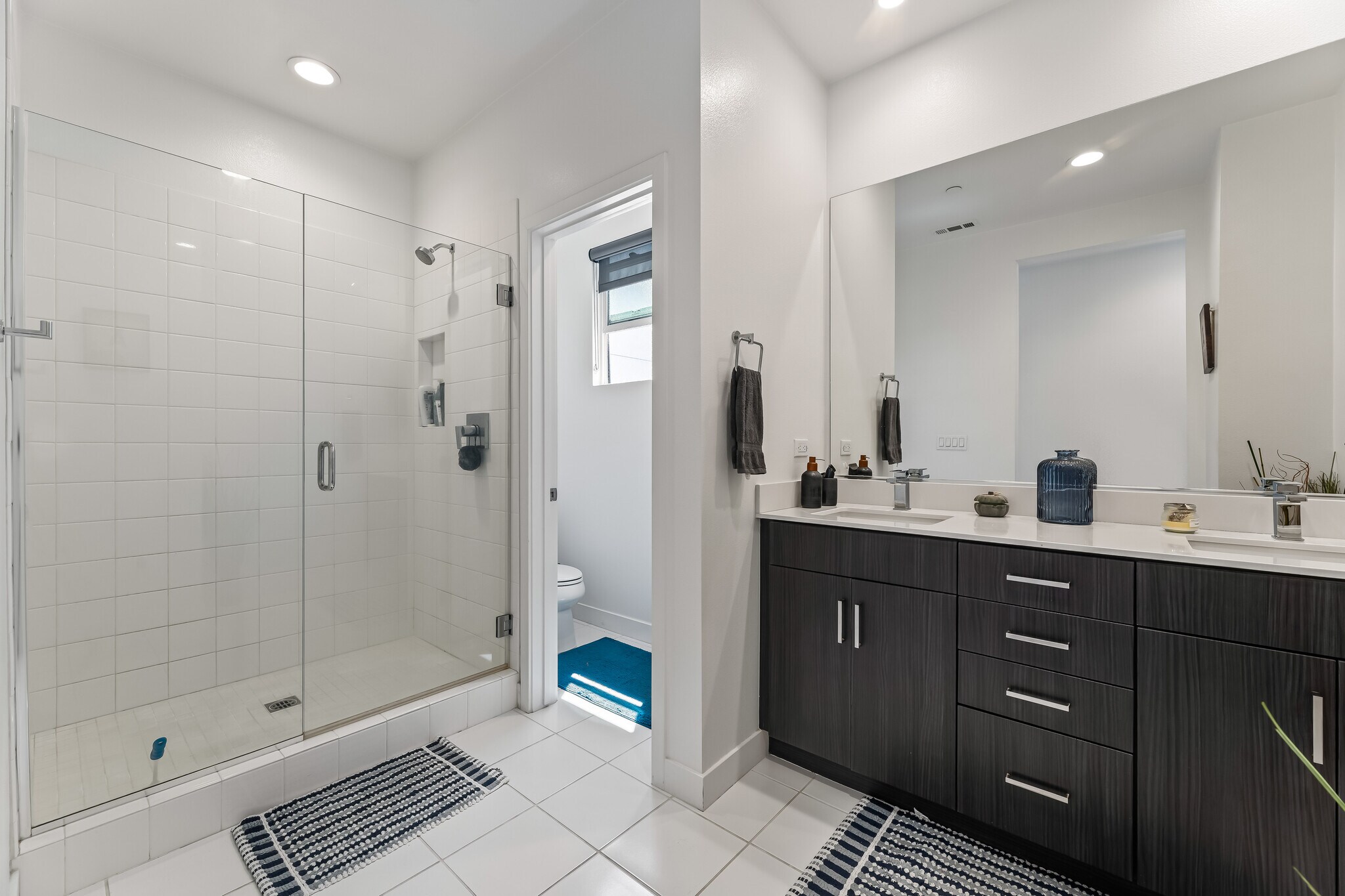 Second ensuite bathroom - 215 Elm Ave