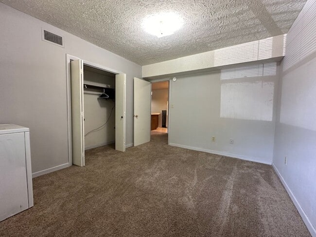 Building Photo - 1 Bedroom, 1 bath Ground level Apt, Kingsp...