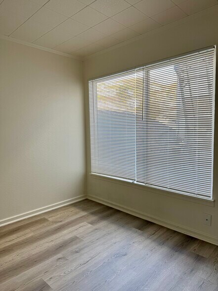 great natural light in the bedroom - 554 Monterey Blvd